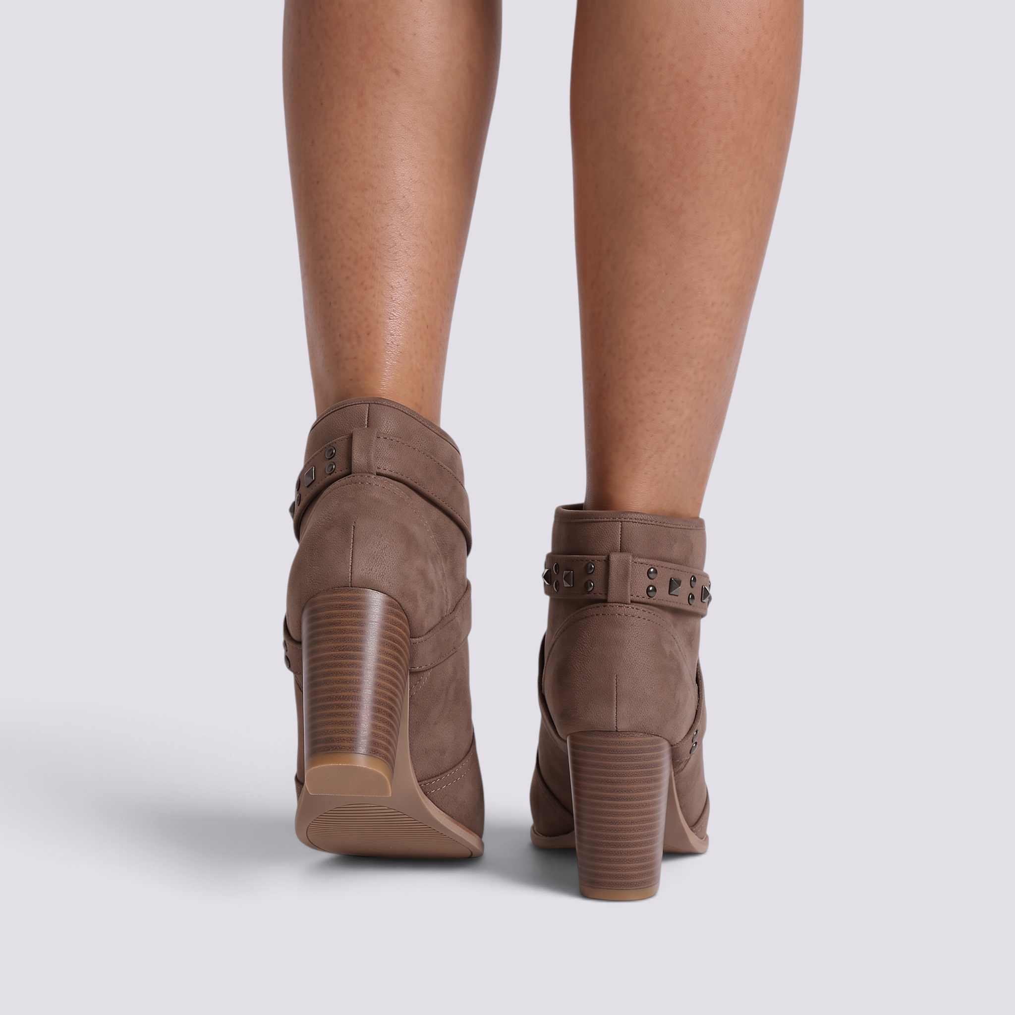 Botines Mujer Tacón Grueso con Tachuelas y Correas Marrón Topo vista trasera
