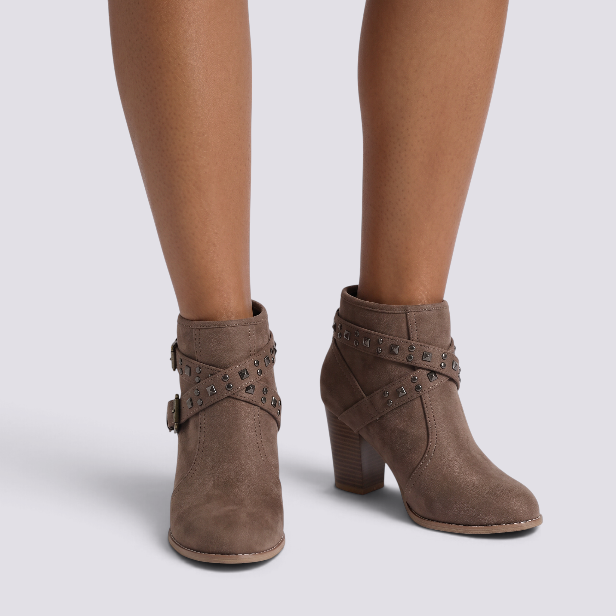 Botines Mujer Tacón Grueso con Tachuelas y Correas Marrón Topo vista frontal