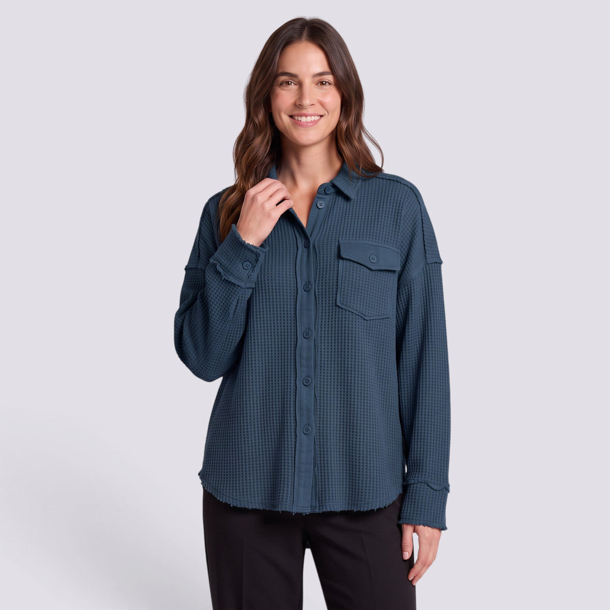 Camisa oversize de mujer con textura gofre en azul marino, vista frontal