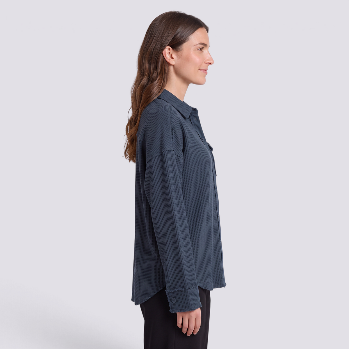 Camisa oversize de mujer con textura gofre en azul marino, vista lateral