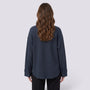 Camisa oversize de mujer con textura gofre en azul marino, vista trasera