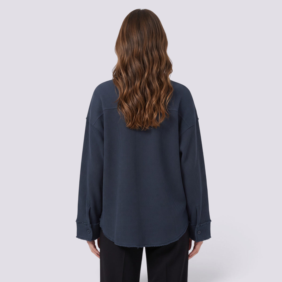 Camisa oversize de mujer con textura gofre en azul marino, vista trasera