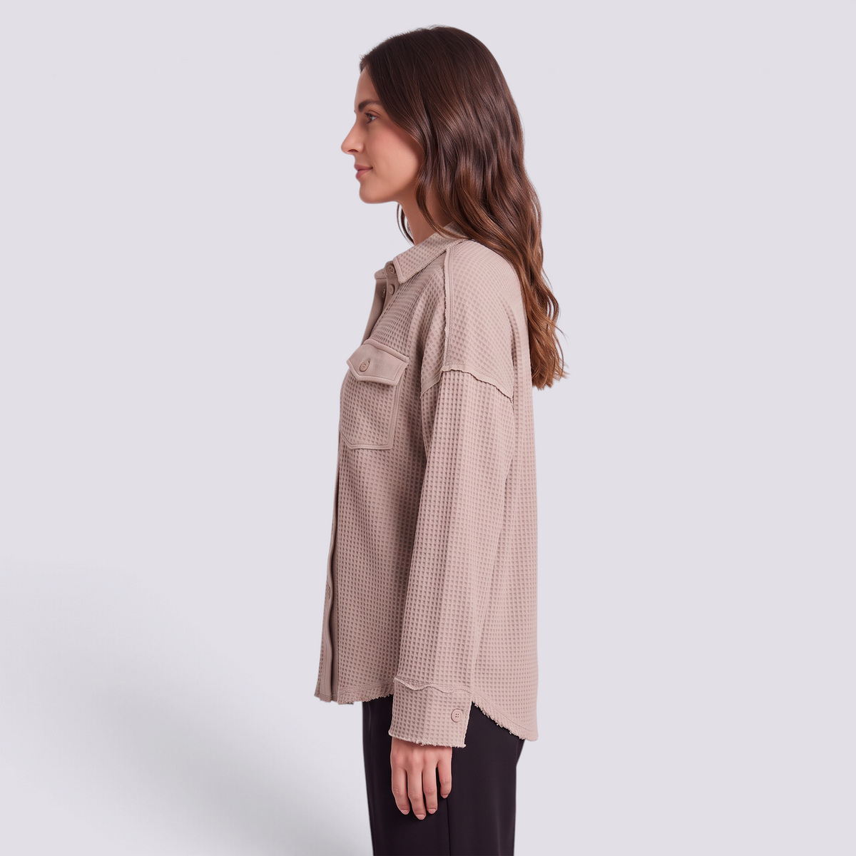 Camisa oversize de mujer con textura gofre en beige, vista lateral