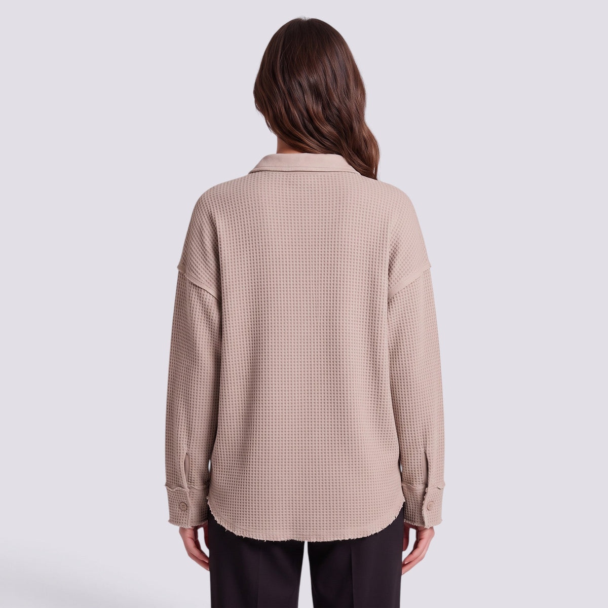 Camisa oversize de mujer con textura gofre en beige, vista trasera