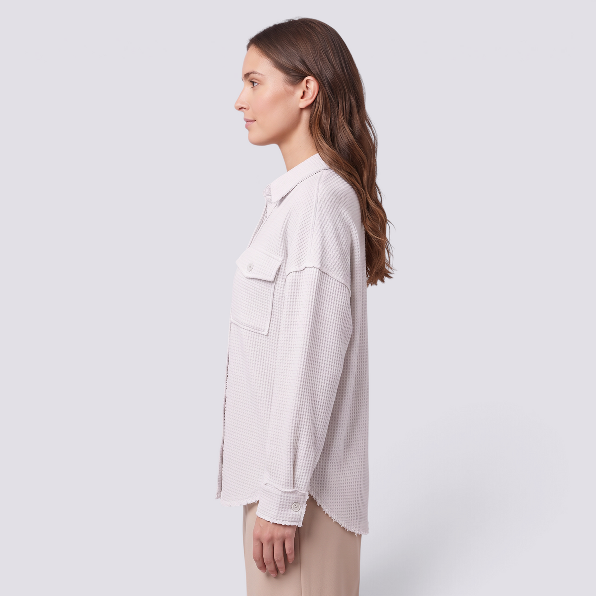 Camisa oversize de mujer con textura gofre en blanco, vista lateral