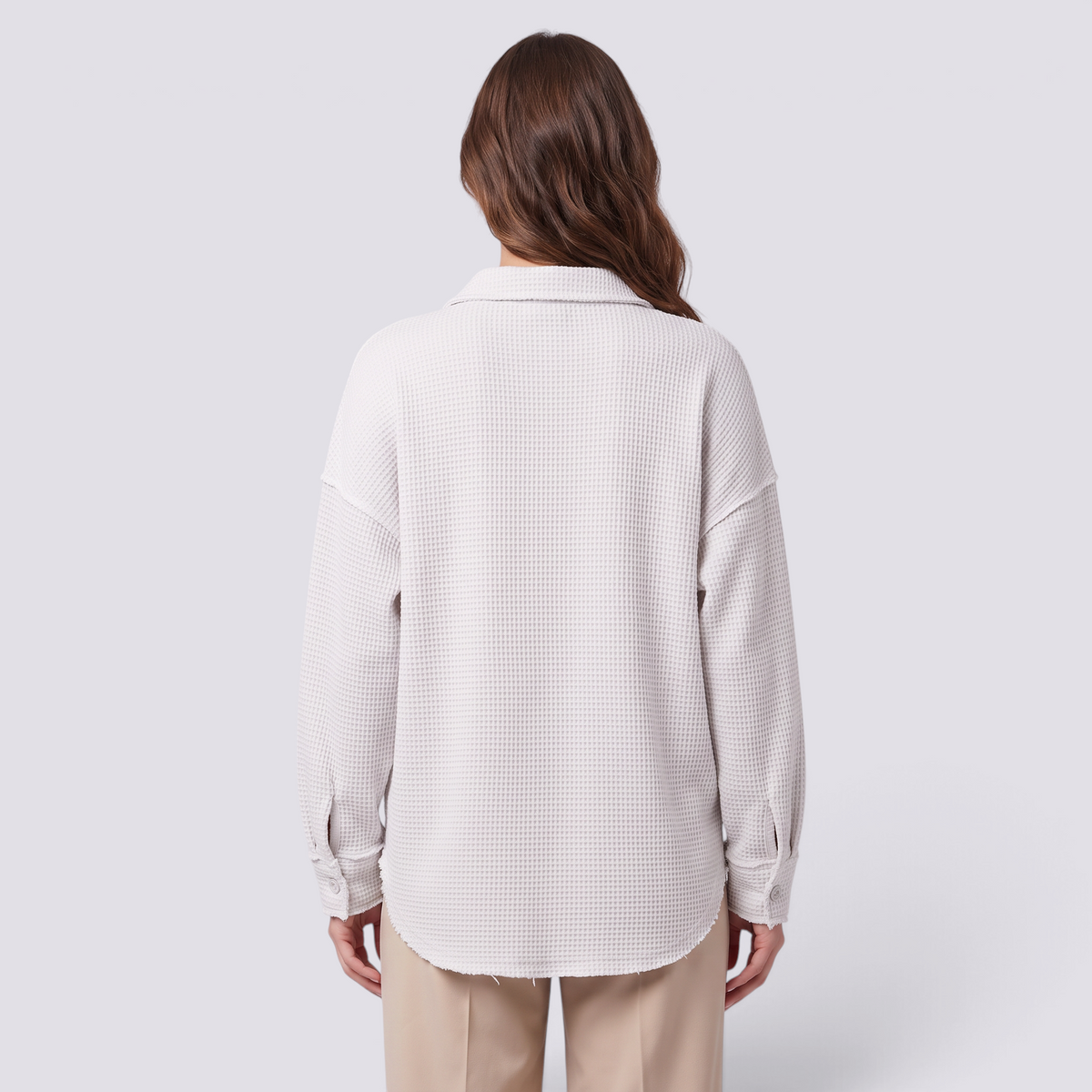 Camisa oversize de mujer con textura gofre en blanco, vista trasera