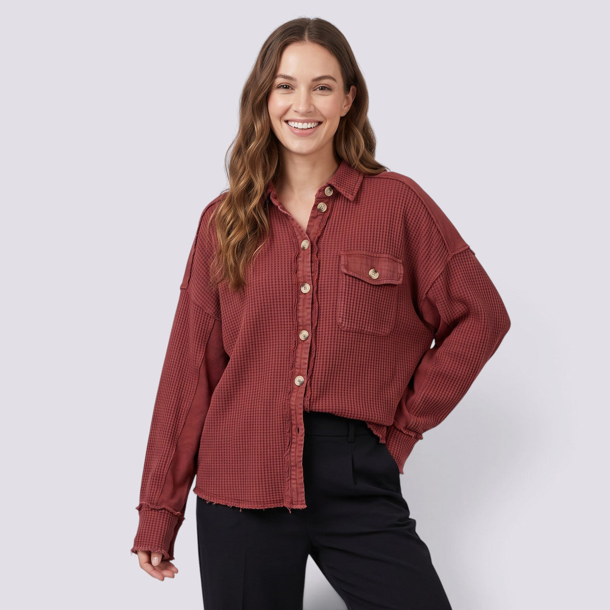Camisa oversize de mujer con textura gofre en burdeos, vista frontal