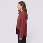 Camisa oversize de mujer con textura gofre en burdeos, vista lateral