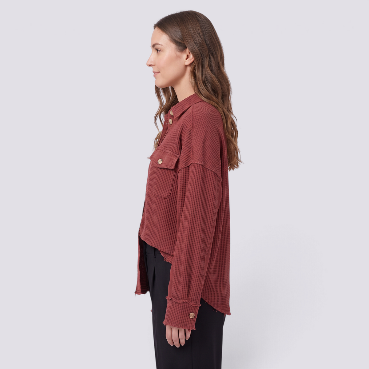 Camisa oversize de mujer con textura gofre en burdeos, vista lateral