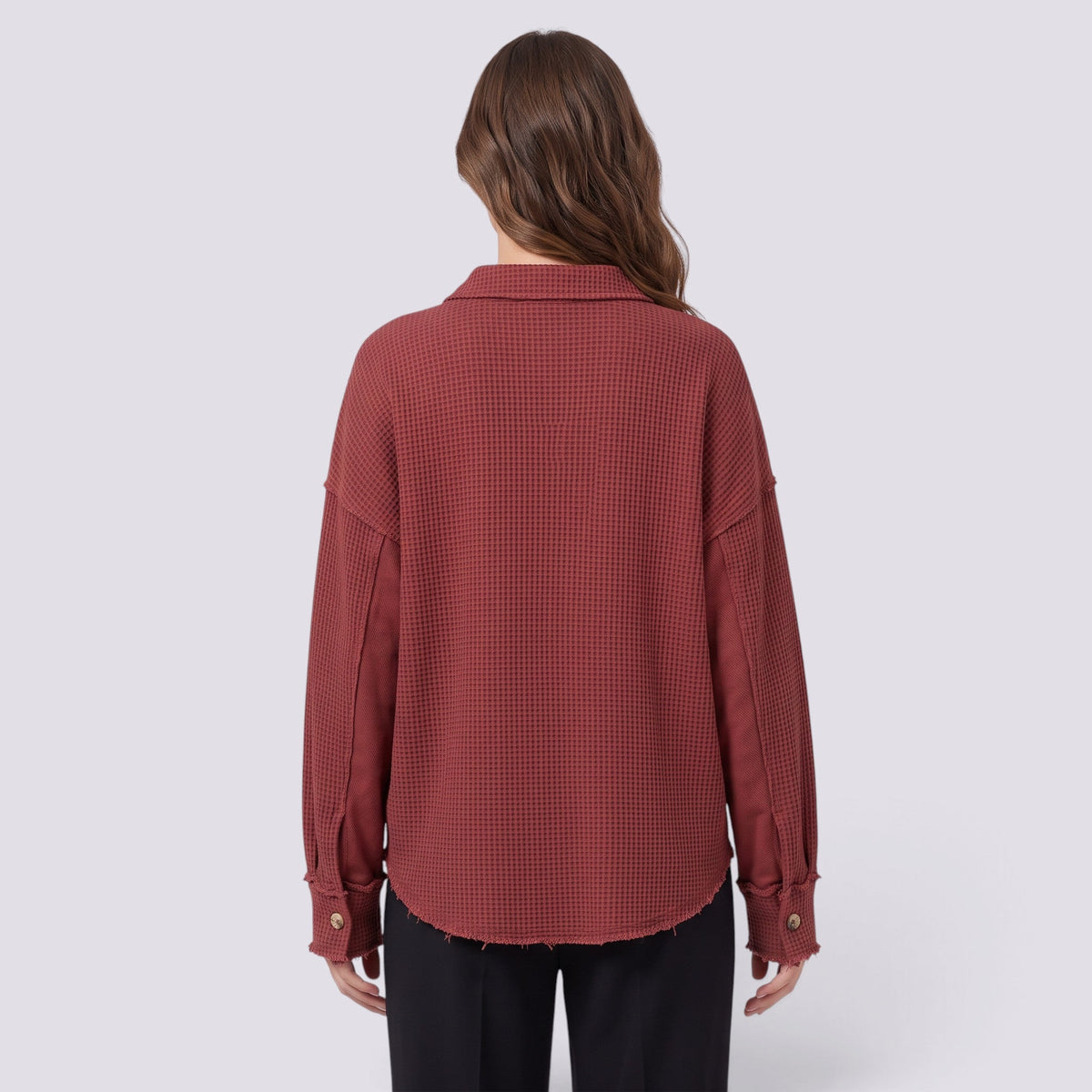 Camisa oversize de mujer con textura gofre en burdeos, vista trasera