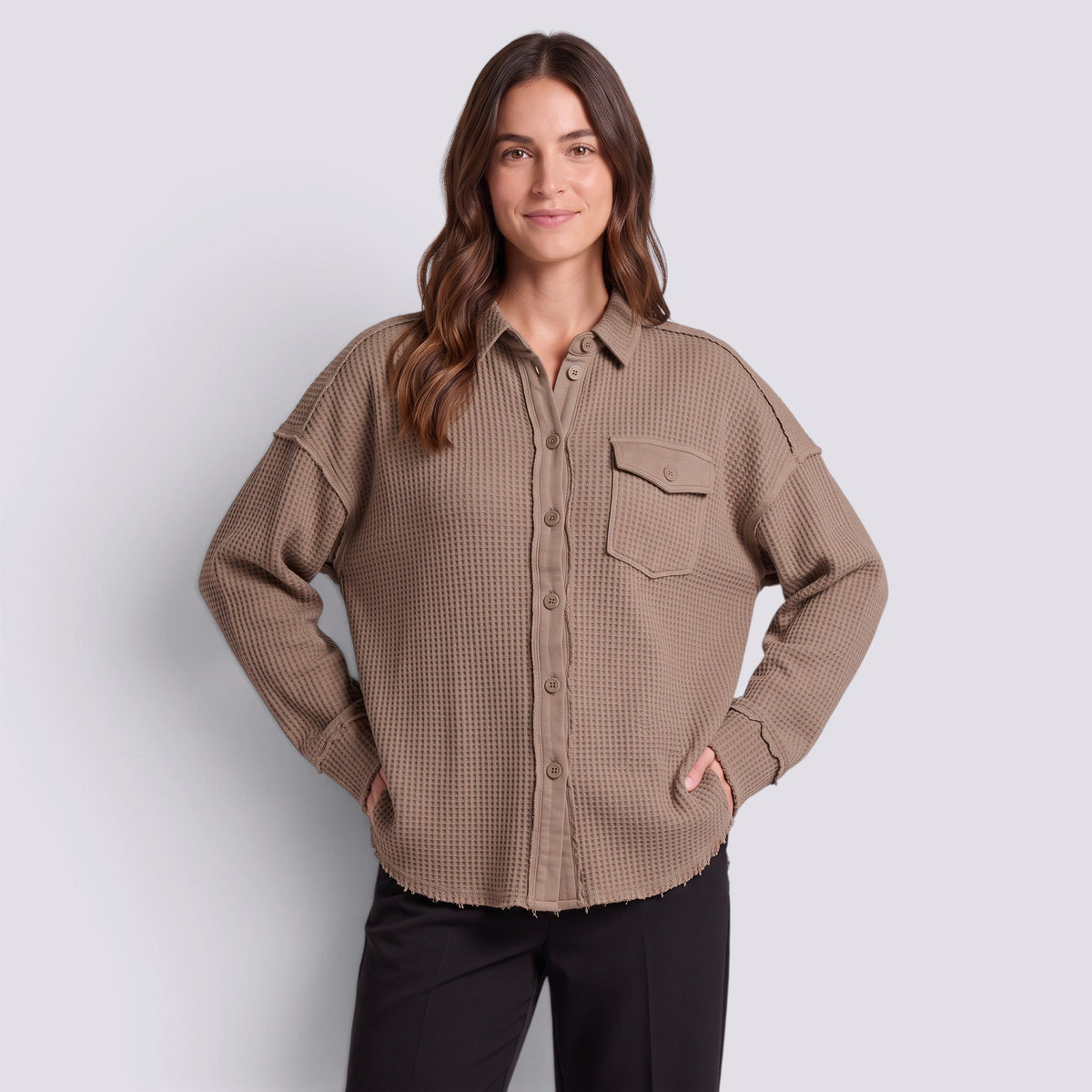 Camisa oversize de mujer con textura gofre en caqui, vista frontal