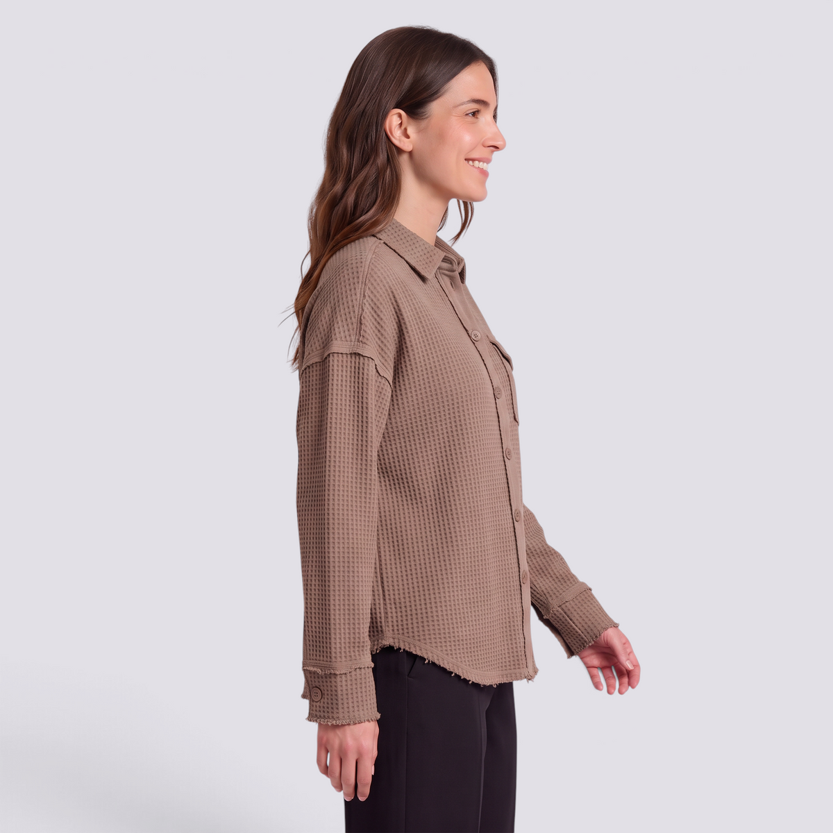 Camisa oversize de mujer con textura gofre en caqui, vista lateral