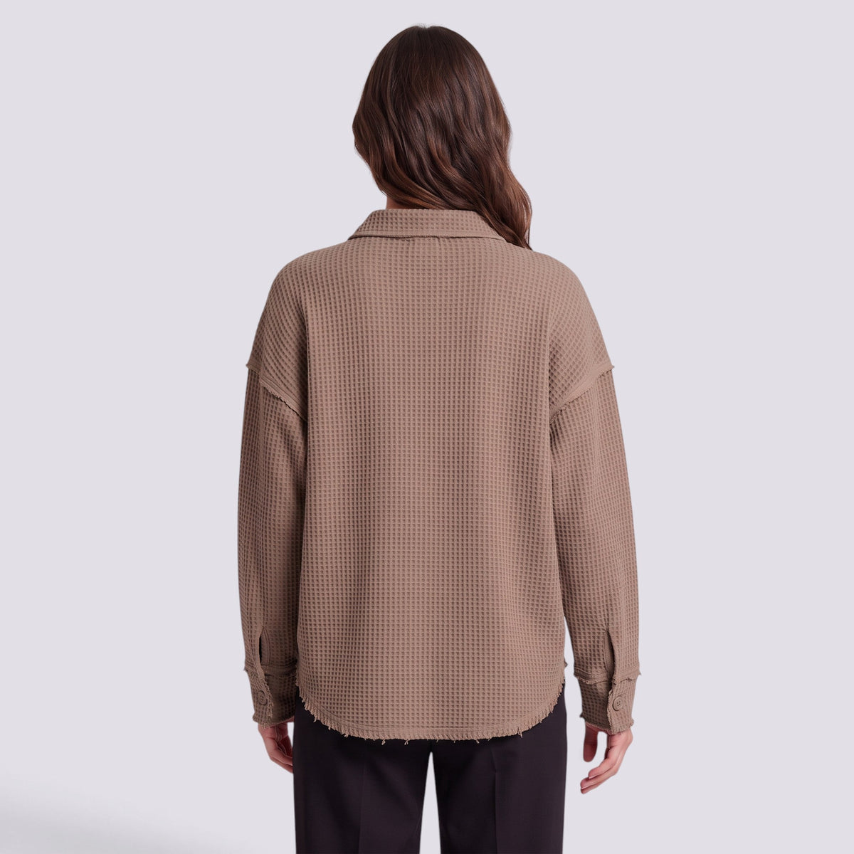 Camisa oversize de mujer con textura gofre en caqui, vista trasera