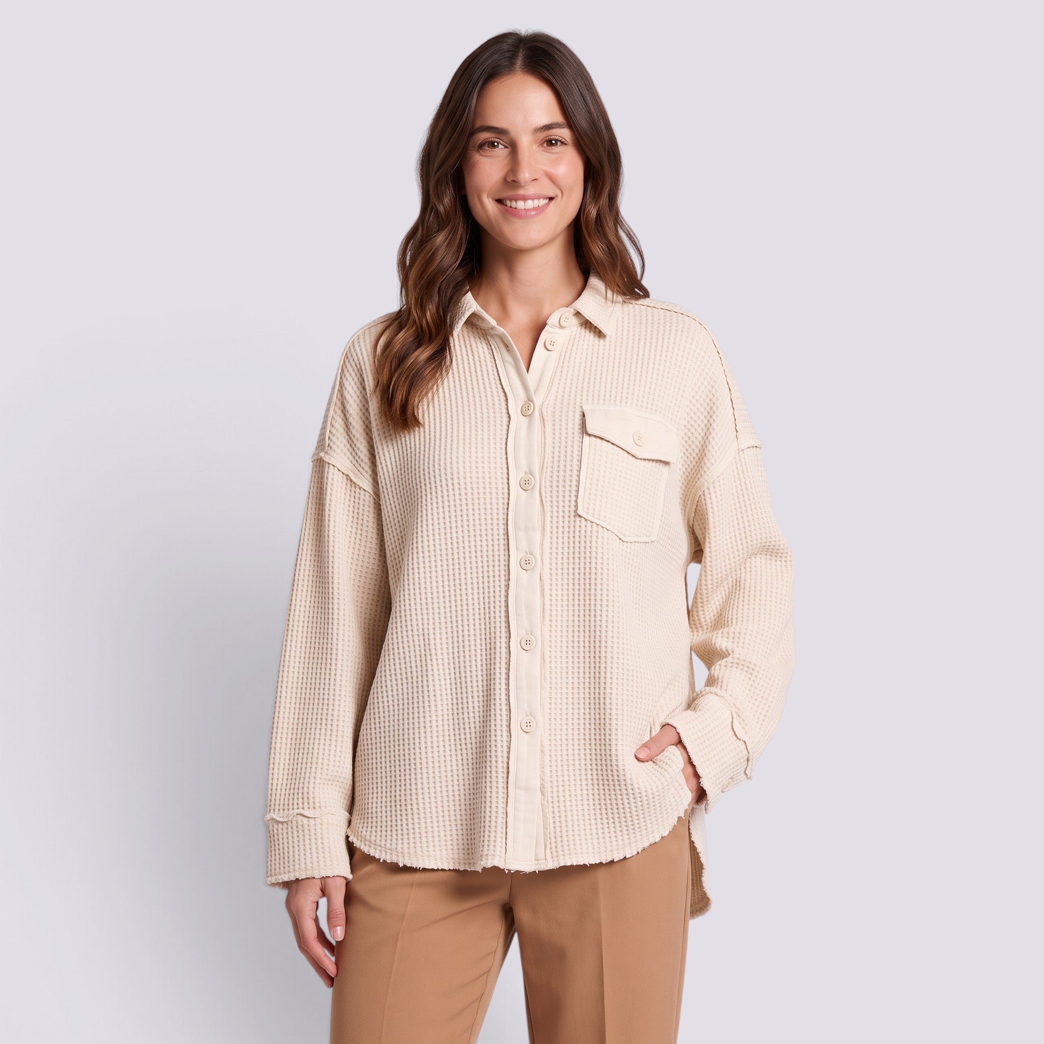 Camisa oversize de mujer con textura gofre en crema, vista frontal