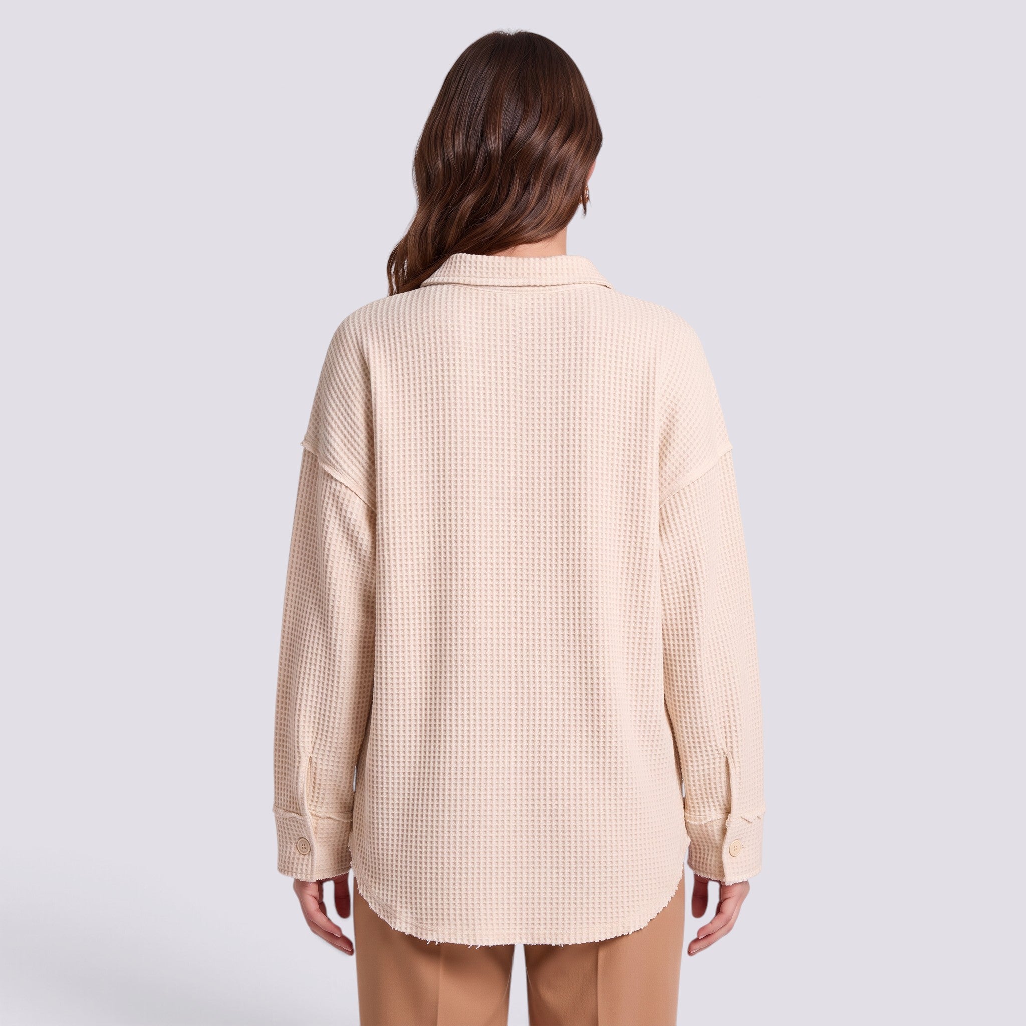 Camisa oversize de mujer con textura gofre en crema, vista trasera