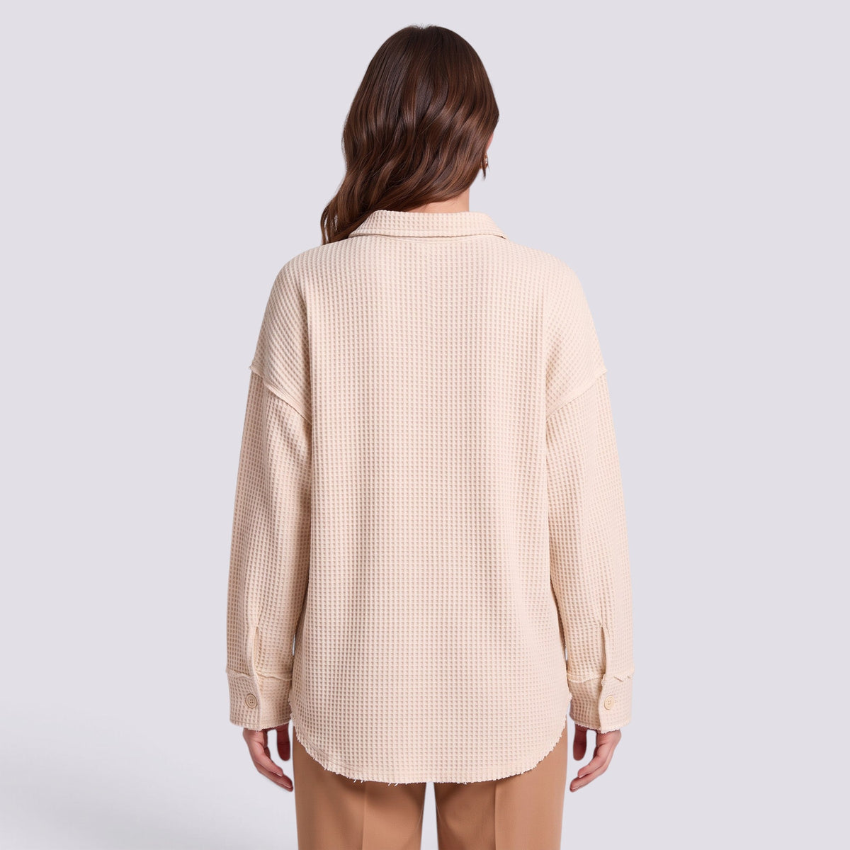 Camisa oversize de mujer con textura gofre en crema, vista trasera