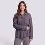 Camisa oversize de mujer con textura gofre en gris pizarra, vista frontal