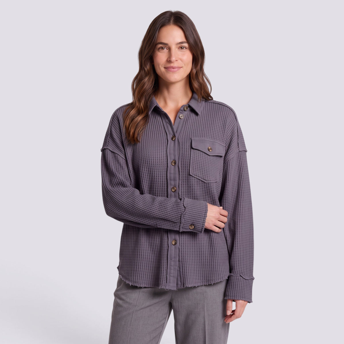 Camisa oversize de mujer con textura gofre en gris pizarra, vista frontal