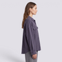 Camisa oversize de mujer con textura gofre en gris pizarra, vista lateral