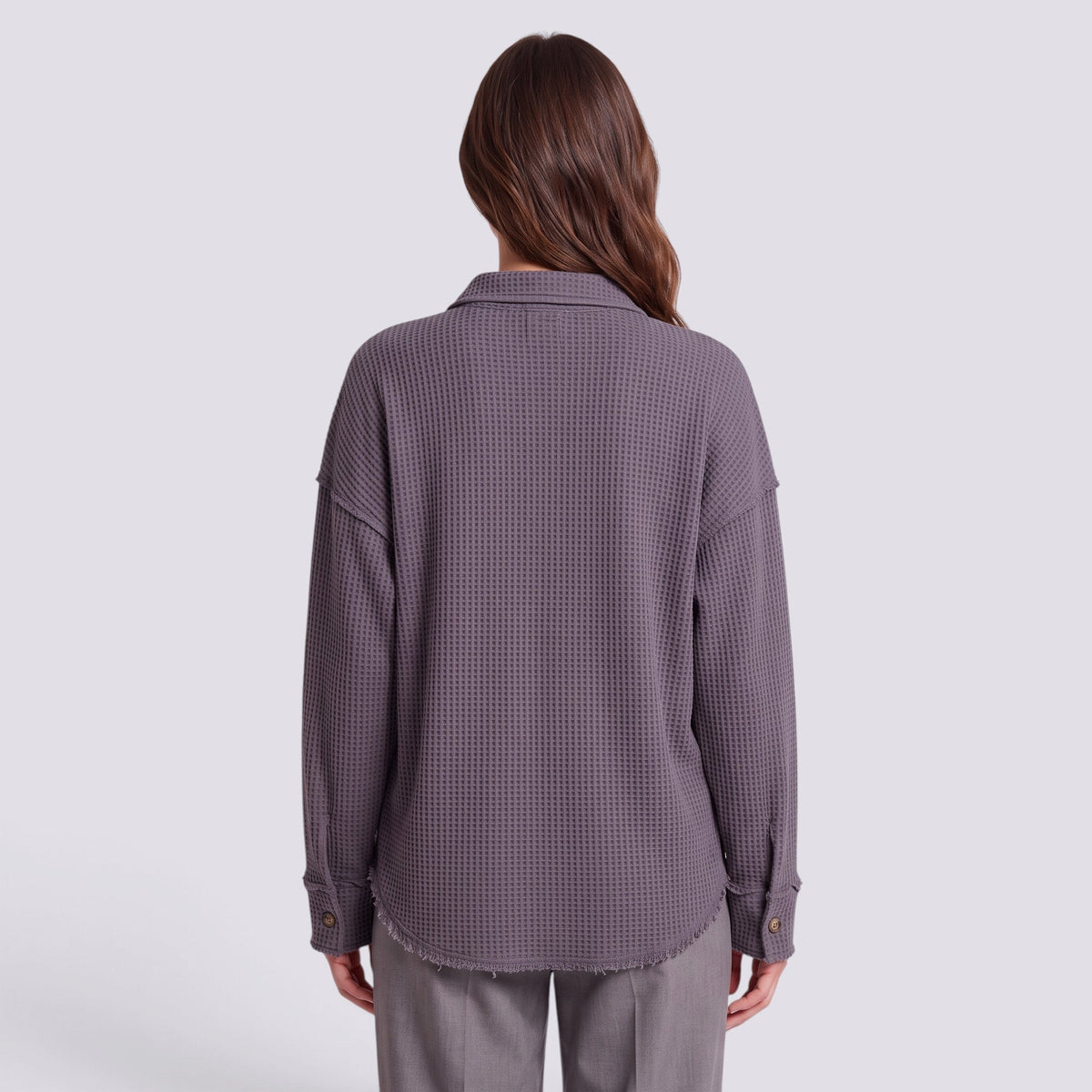 Camisa oversize de mujer con textura gofre en gris pizarra, vista trasera