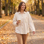 Mujer paseando en otoño con camisa oversize de textura gofre