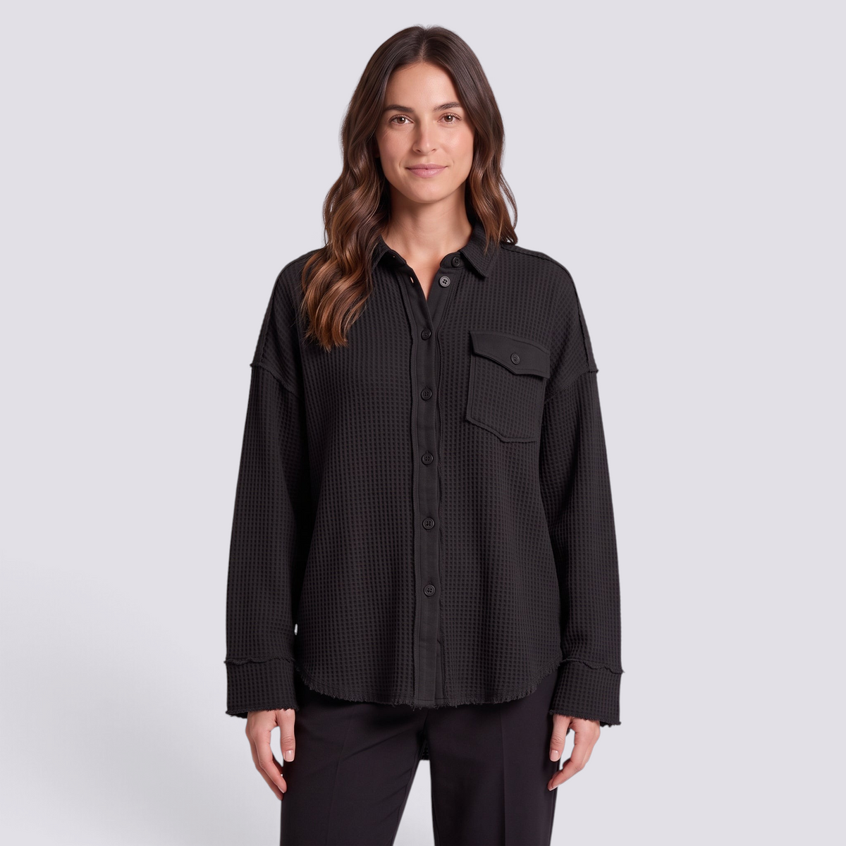 Camisa oversize de mujer con textura gofre en negro, vista frontal