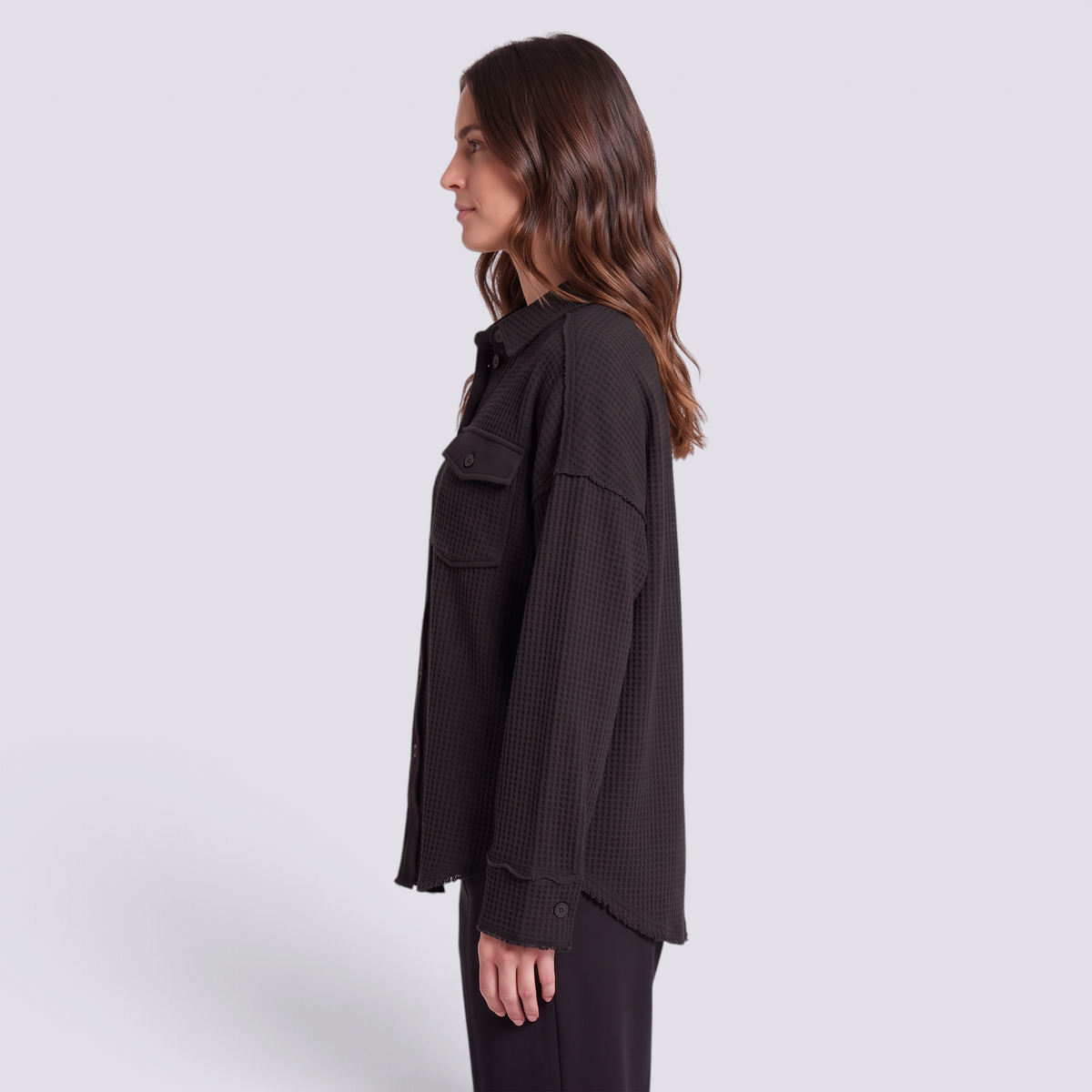 Camisa oversize de mujer con textura gofre en negro, vista lateral