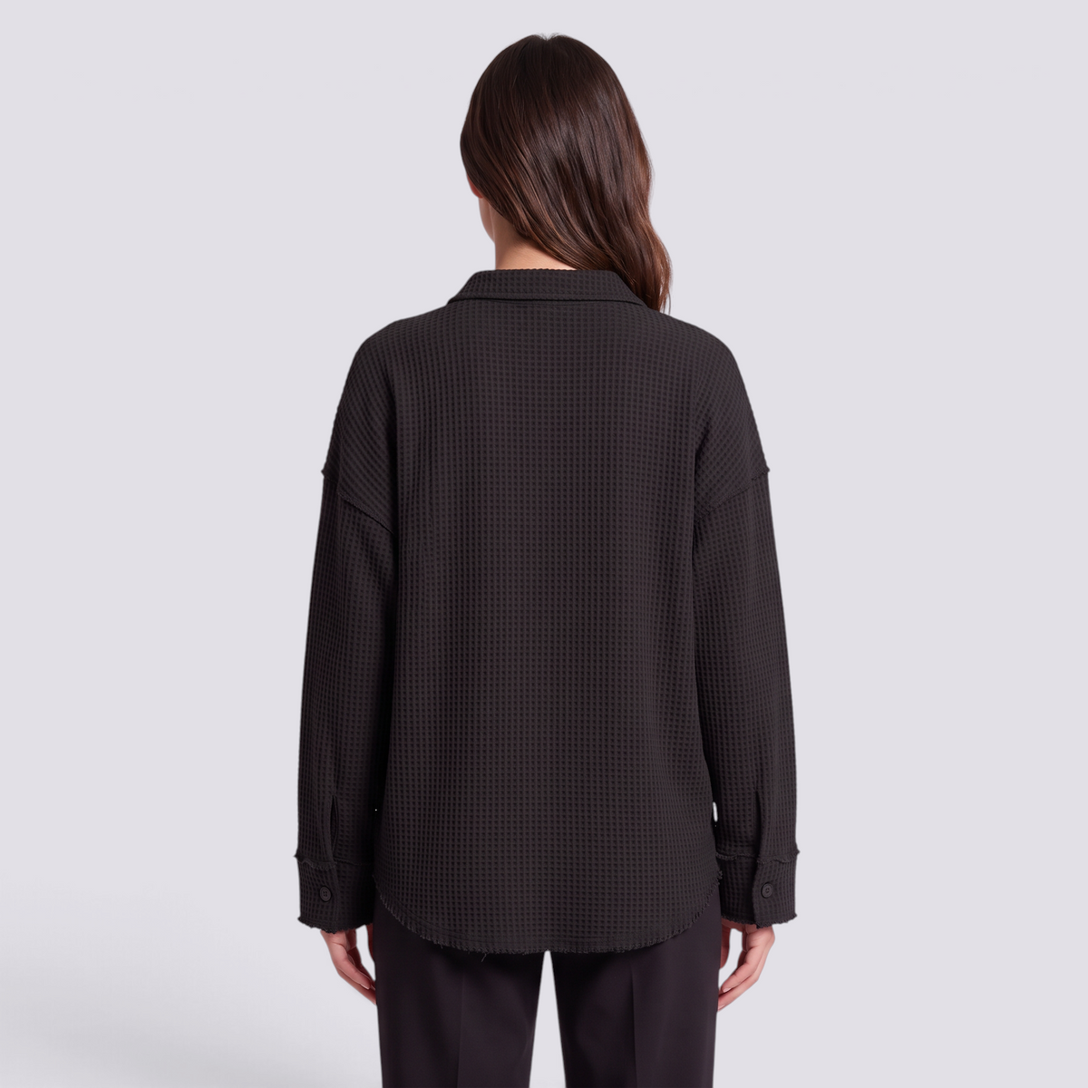 Camisa oversize de mujer con textura gofre en negro, vista trasera