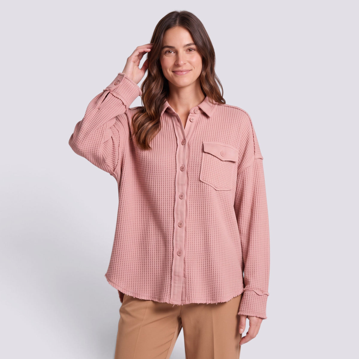 Camisa oversize de mujer con textura gofre en rosa, vista frontal