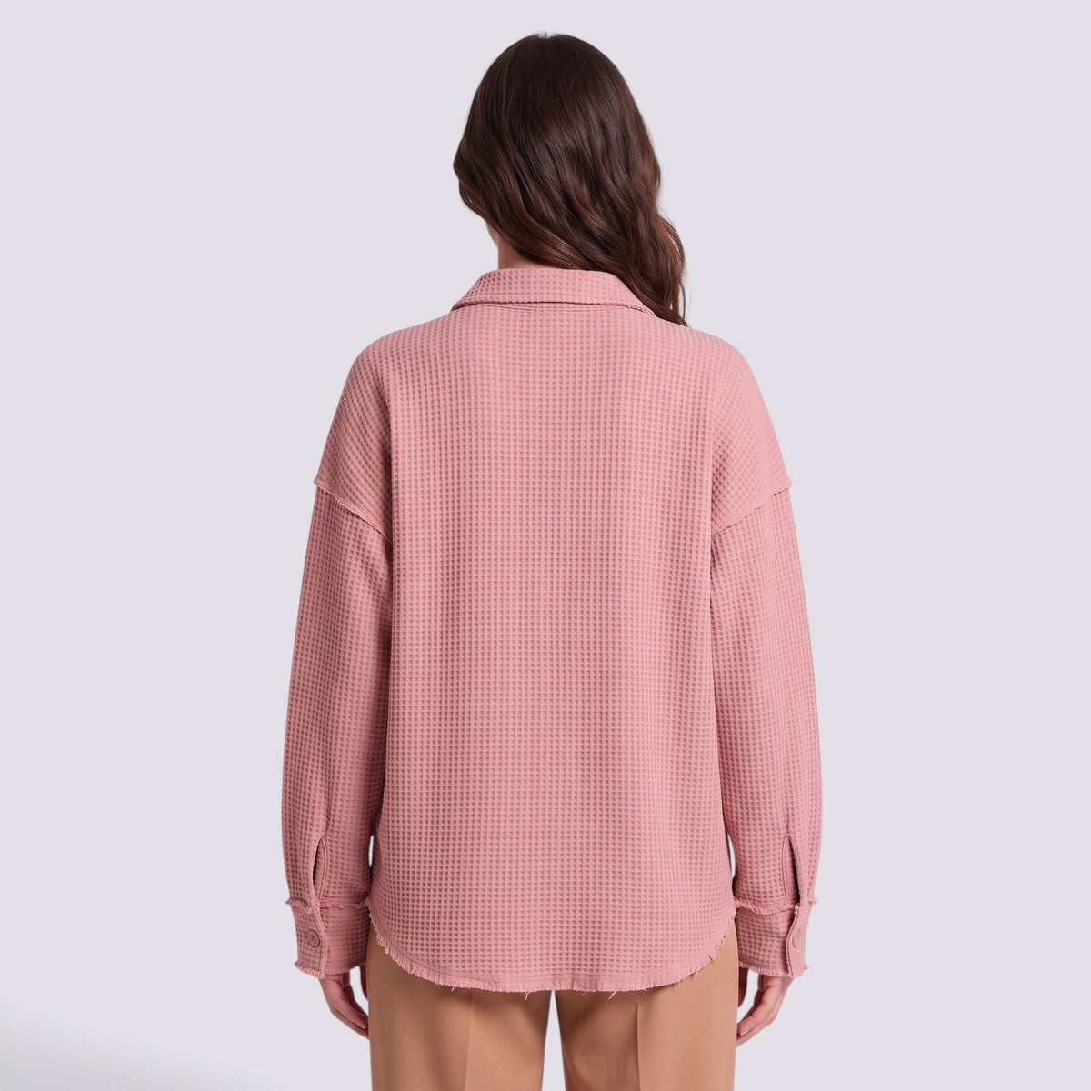 Camisa oversize de mujer con textura gofre en rosa, vista trasera