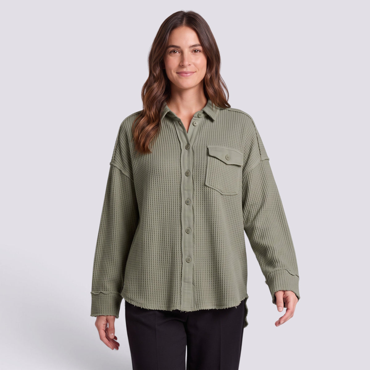 Camisa oversize de mujer con textura gofre en verde salvia, vista frontal