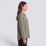 Camisa oversize de mujer con textura gofre en verde salvia, vista lateral