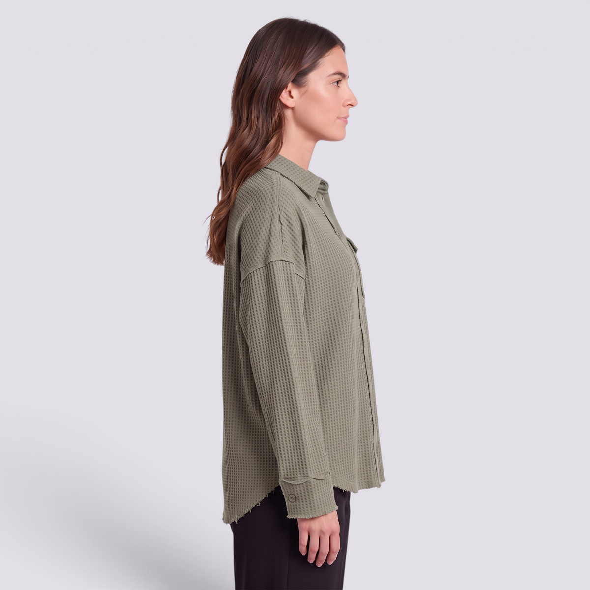 Camisa oversize de mujer con textura gofre en verde salvia, vista lateral