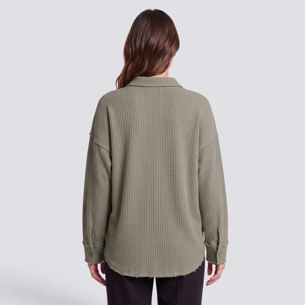 Camisa oversize de mujer con textura gofre en verde salvia, vista trasera
