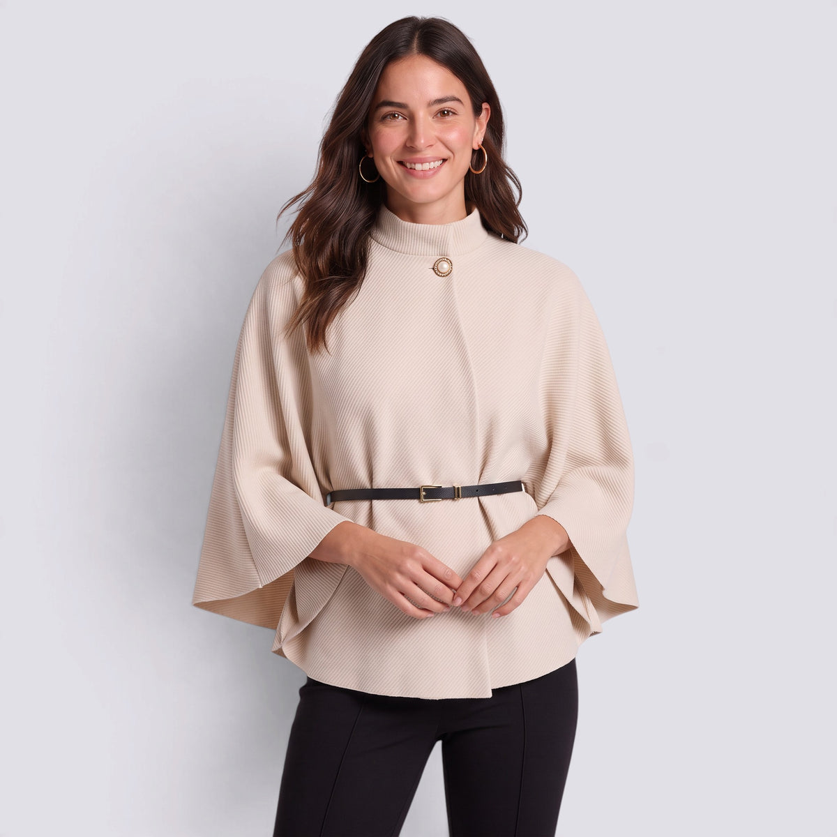 Capa mujer corta cuello alto con cinturón en crema, vista frontal