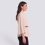 Capa mujer corta cuello alto con cinturón en crema, vista lateral