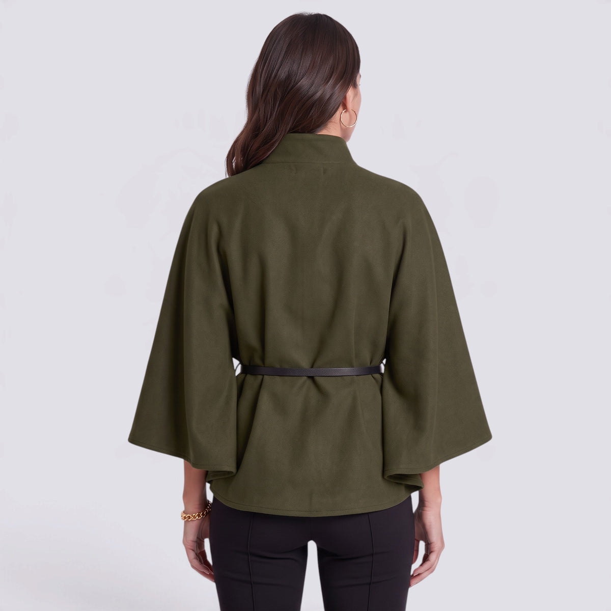Capa mujer corta cuello alto con cinturón en verde militar, vista trasera