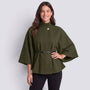 Capa mujer corta cuello alto con cinturón en verde militar, vista frontal
