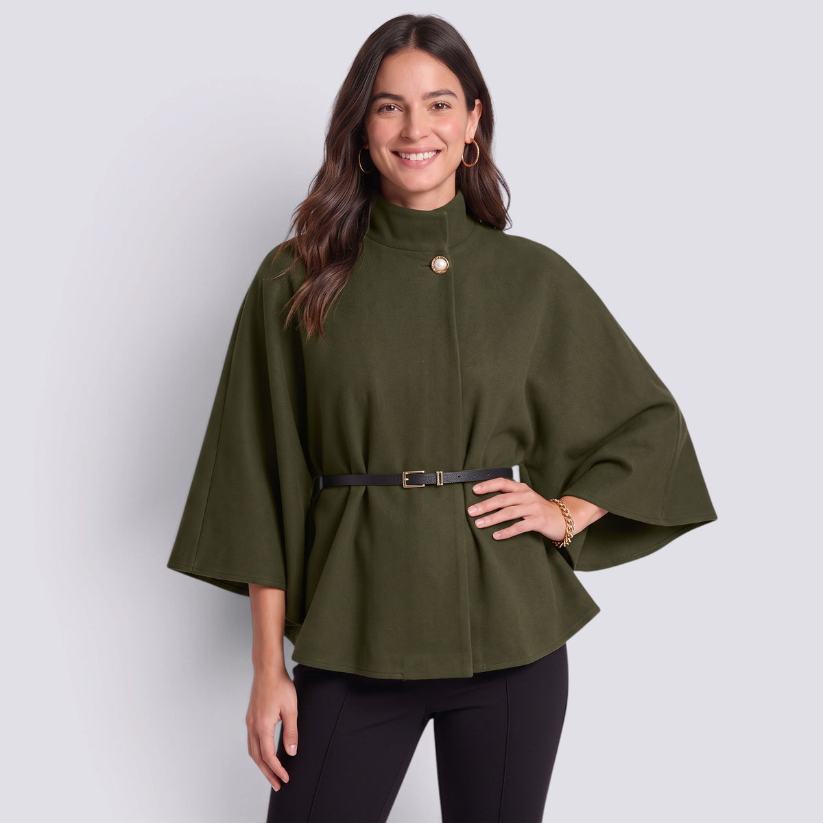 Capa mujer corta cuello alto con cinturón en verde militar, vista frontal