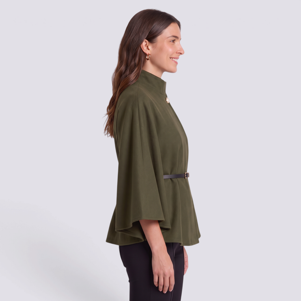Capa mujer corta cuello alto con cinturón en verde militar, vista lateral