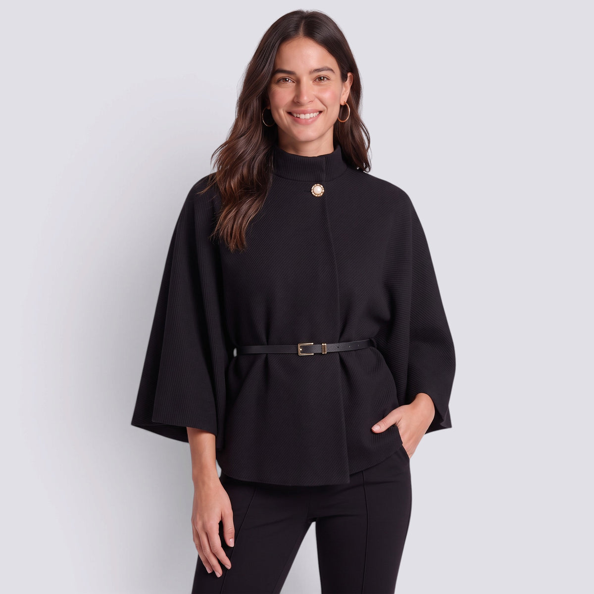 Capa mujer corta cuello alto con cinturón en negro, vista frontal