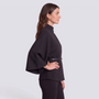 Capa mujer corta cuello alto con cinturón en negro, vista lateral