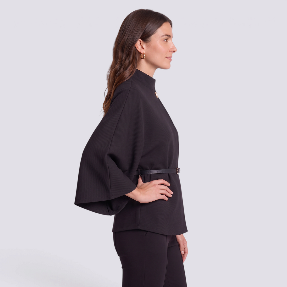 Capa mujer corta cuello alto con cinturón en negro, vista lateral