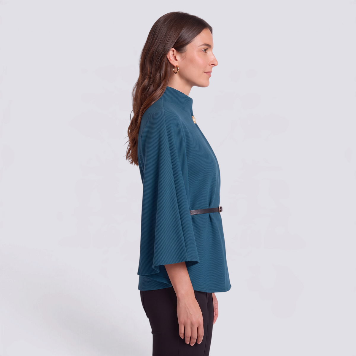 Capa mujer corta cuello alto con cinturón en azul petróleo, vista lateral