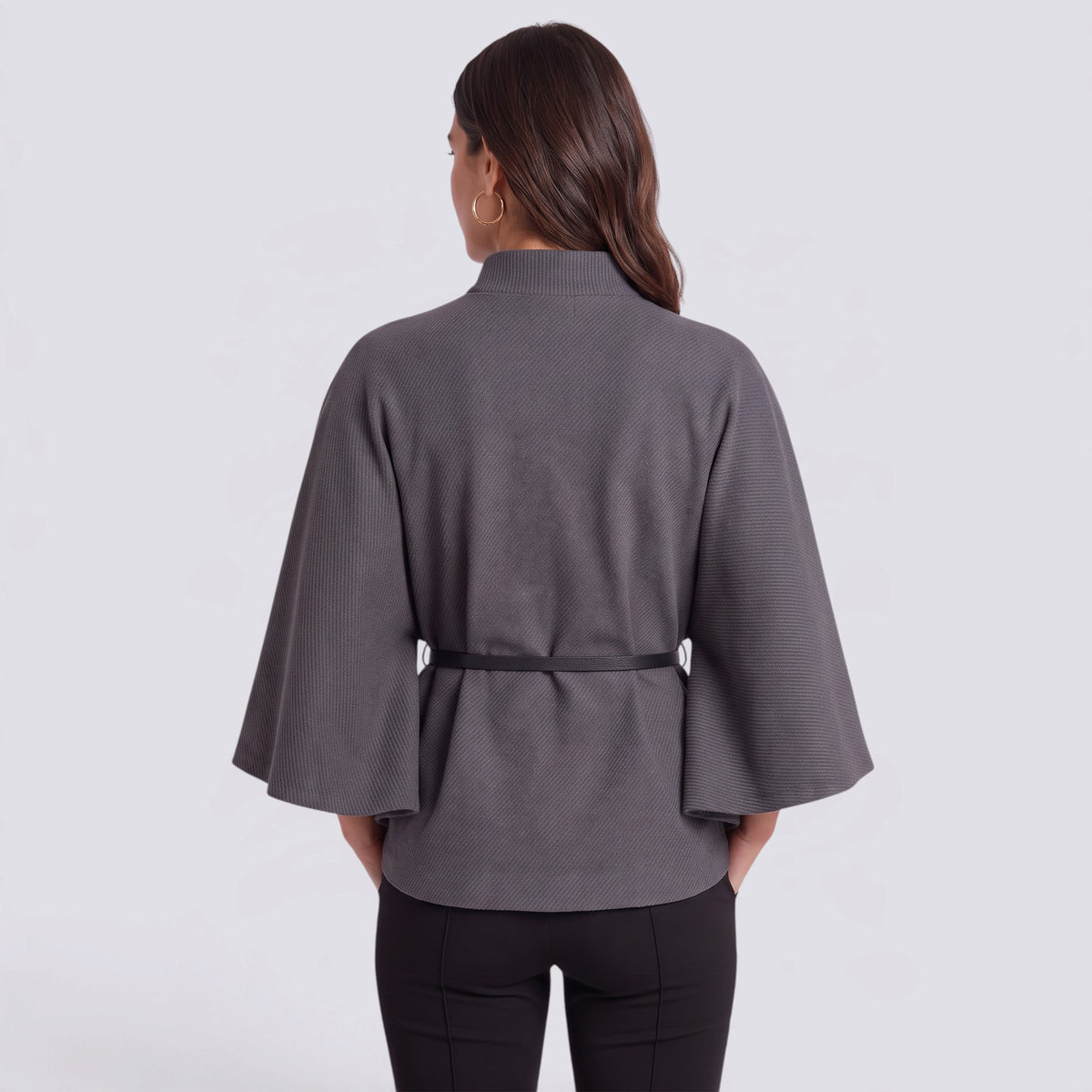 Capa mujer corta cuello alto con cinturón en gris oscuro, vista trasera
