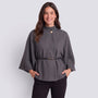 Capa mujer corta cuello alto con cinturón en gris oscuro, vista frontal
