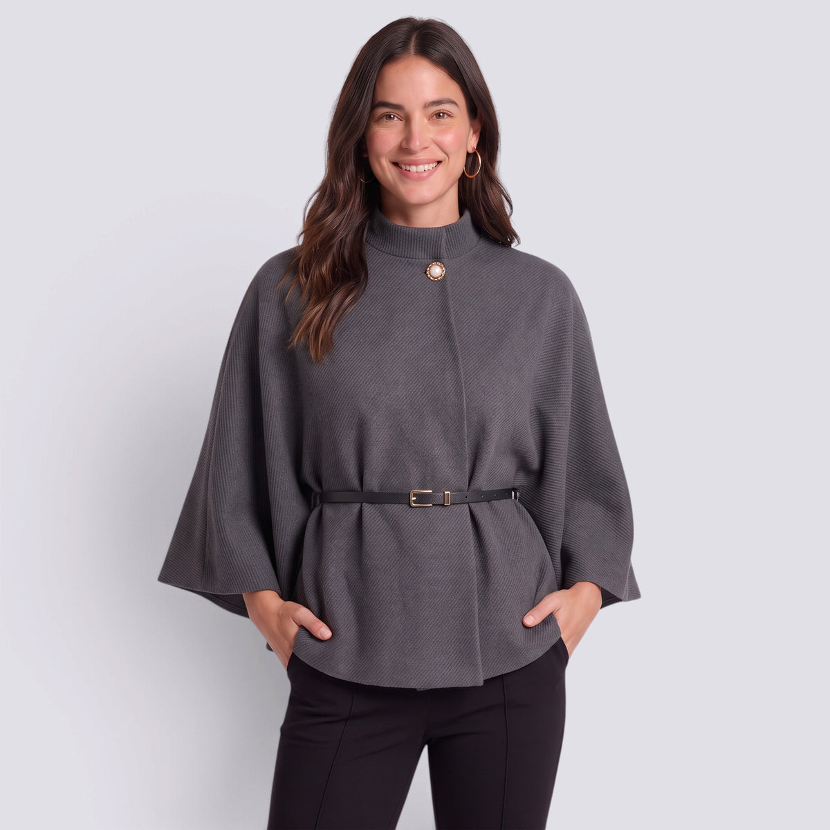 Capa mujer corta cuello alto con cinturón en gris oscuro, vista frontal