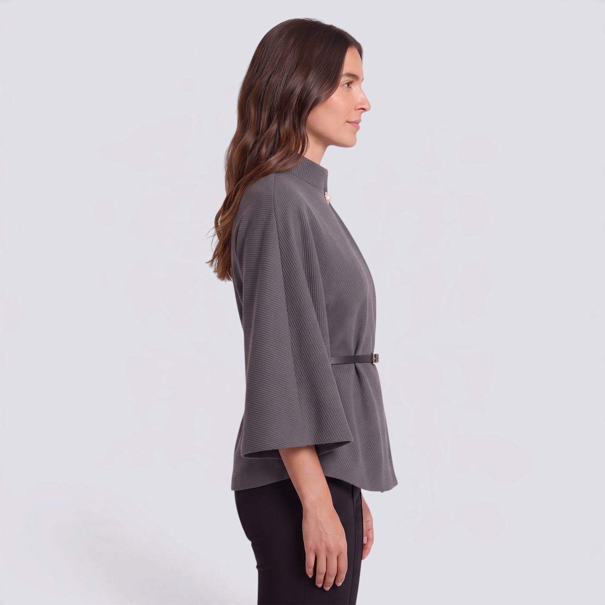 Capa mujer corta cuello alto con cinturón en gris oscuro, vista lateral
