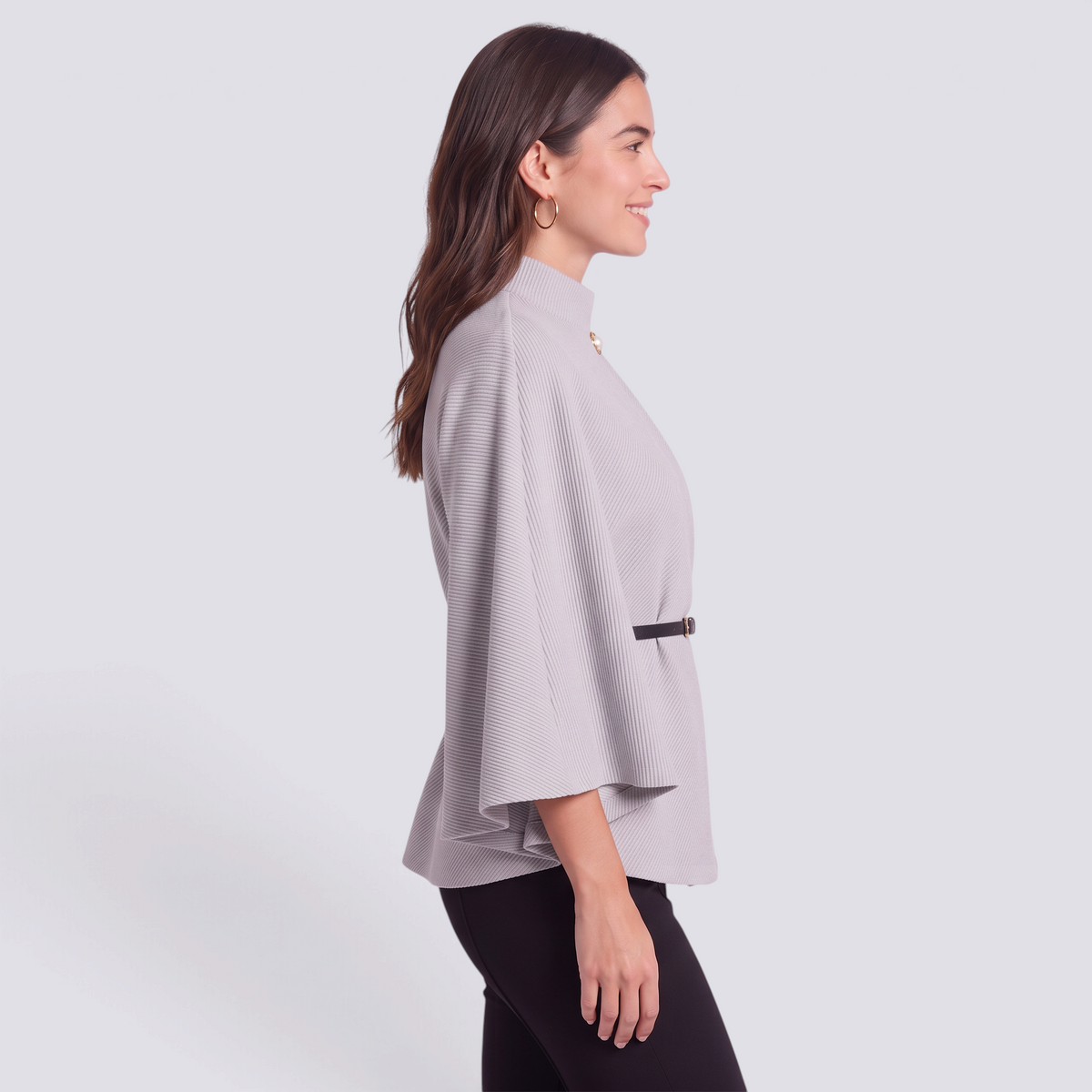 Capa mujer corta cuello alto con cinturón en gris claro, vista lateral