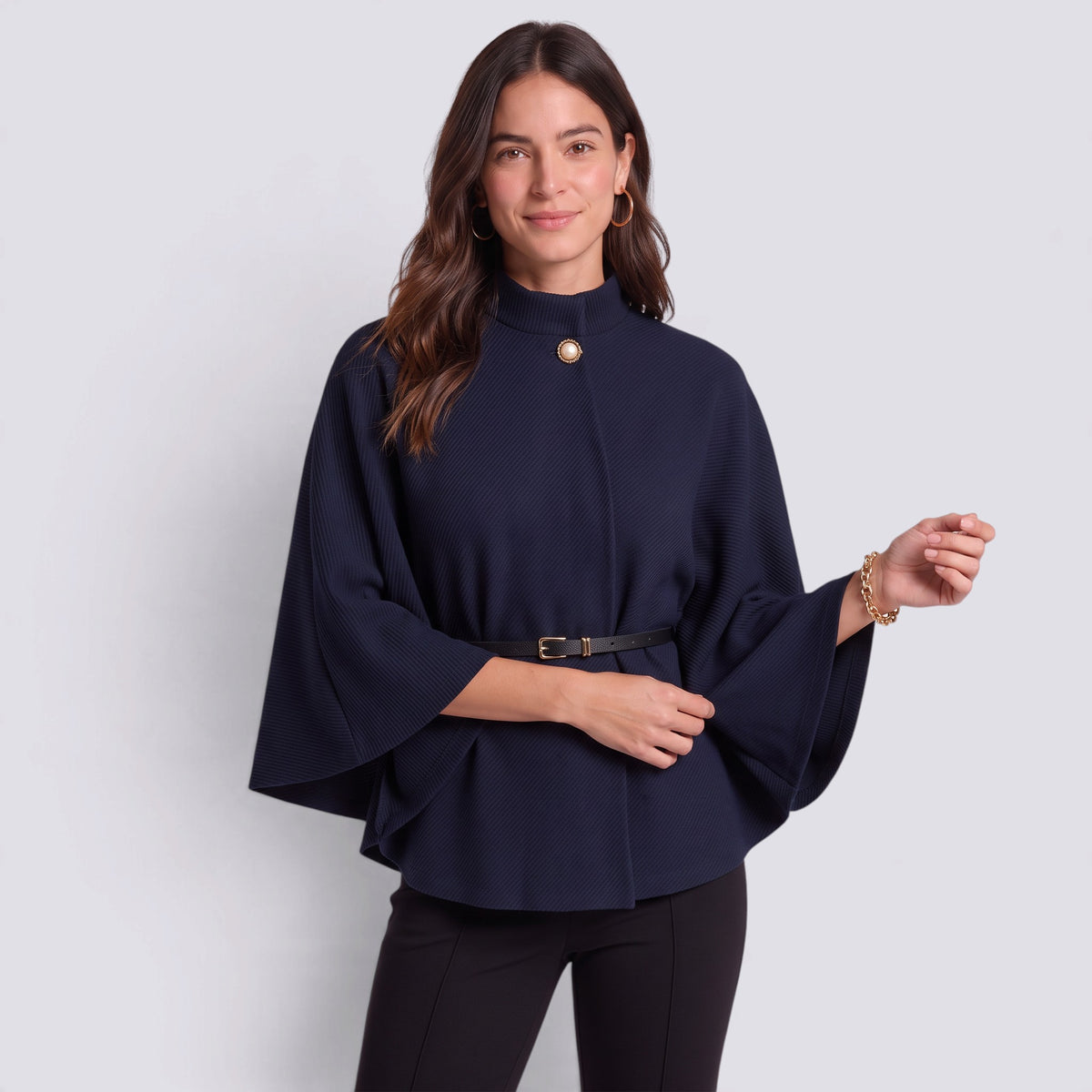 Capa mujer corta cuello alto con cinturón en azul marino, vista frontal
